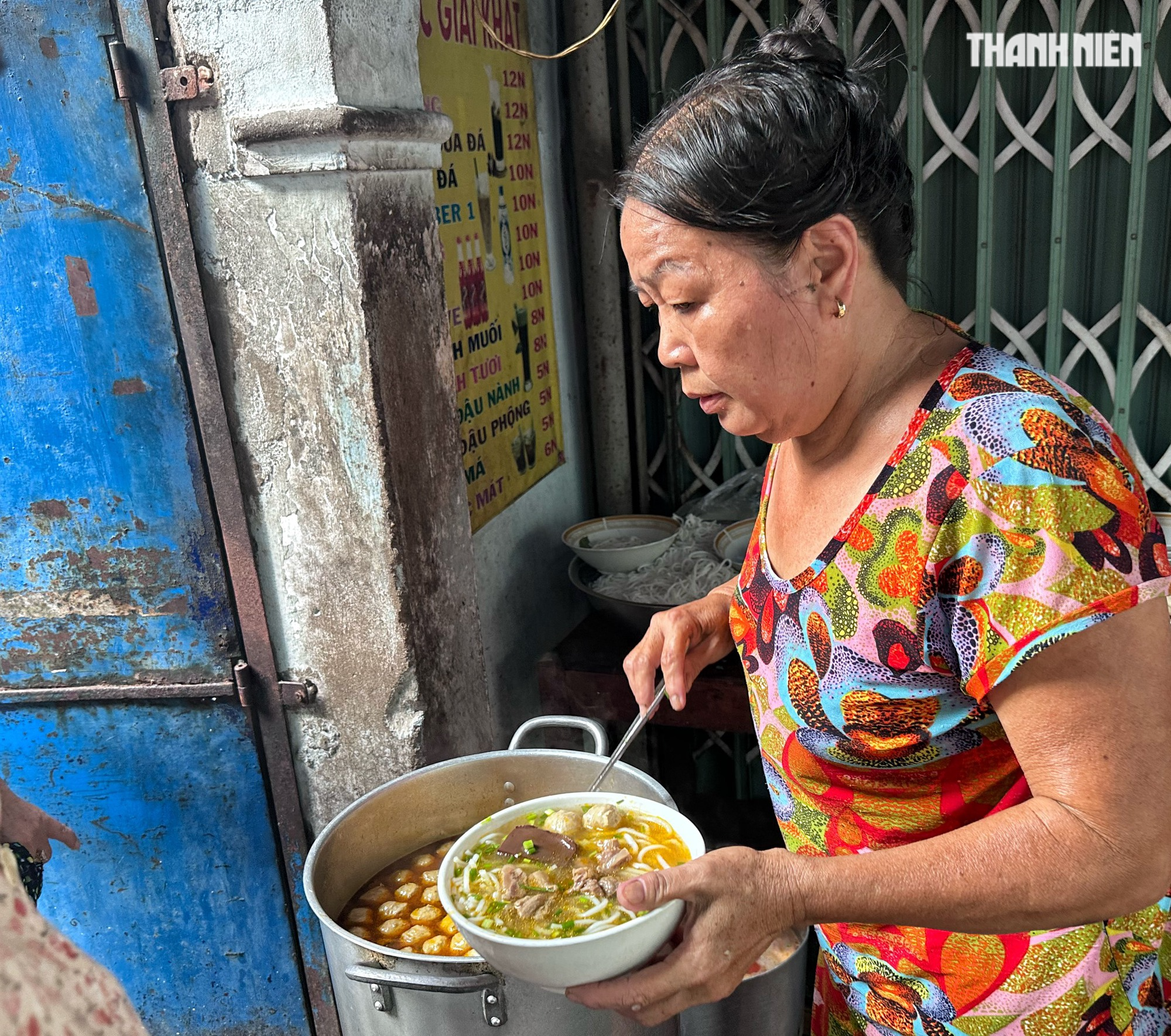 Quán bún bò 10.000 đồng/tô bán 'nhanh nhất TP.HCM': Chưa đầy 1 tiếng hết sạch - Ảnh 7.