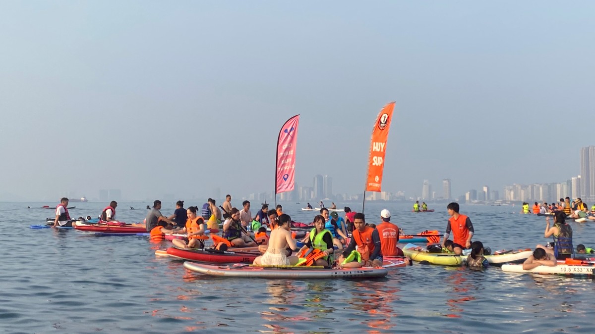 Young people eagerly paddle Sup to watch the sunrise on Da Nang beach photo 8