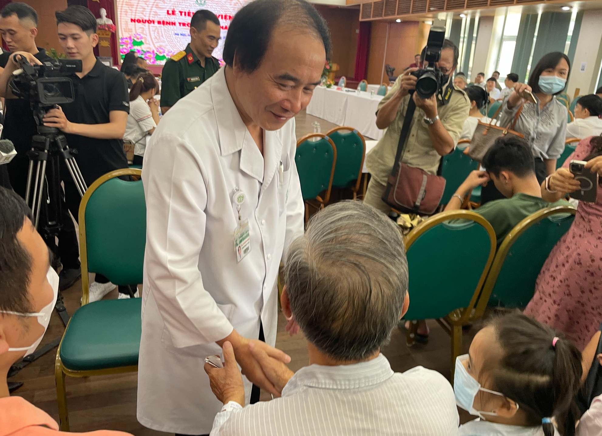 Bệnh nhân vụ cháy tưởng niệm 56 nạn nhân tử vong trong vụ cháy chung cư mini - Ảnh 4.