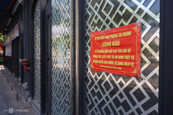 Announcement of the People's Committee of Anh Khanh Ward (HCMC) outside a karaoke shop on Tran Nao Street in March 2023. Photo: Quynh Tran