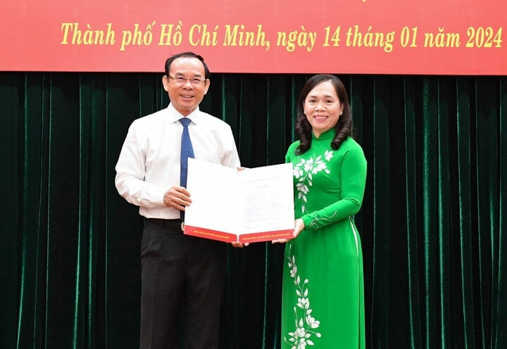 Le secrétaire du Comité du Parti de Ho Chi Minh-Ville, Nguyen Van Nen, a présenté la décision à Mme Nguyen Thanh Xuan. (Photo : Viet Dung)