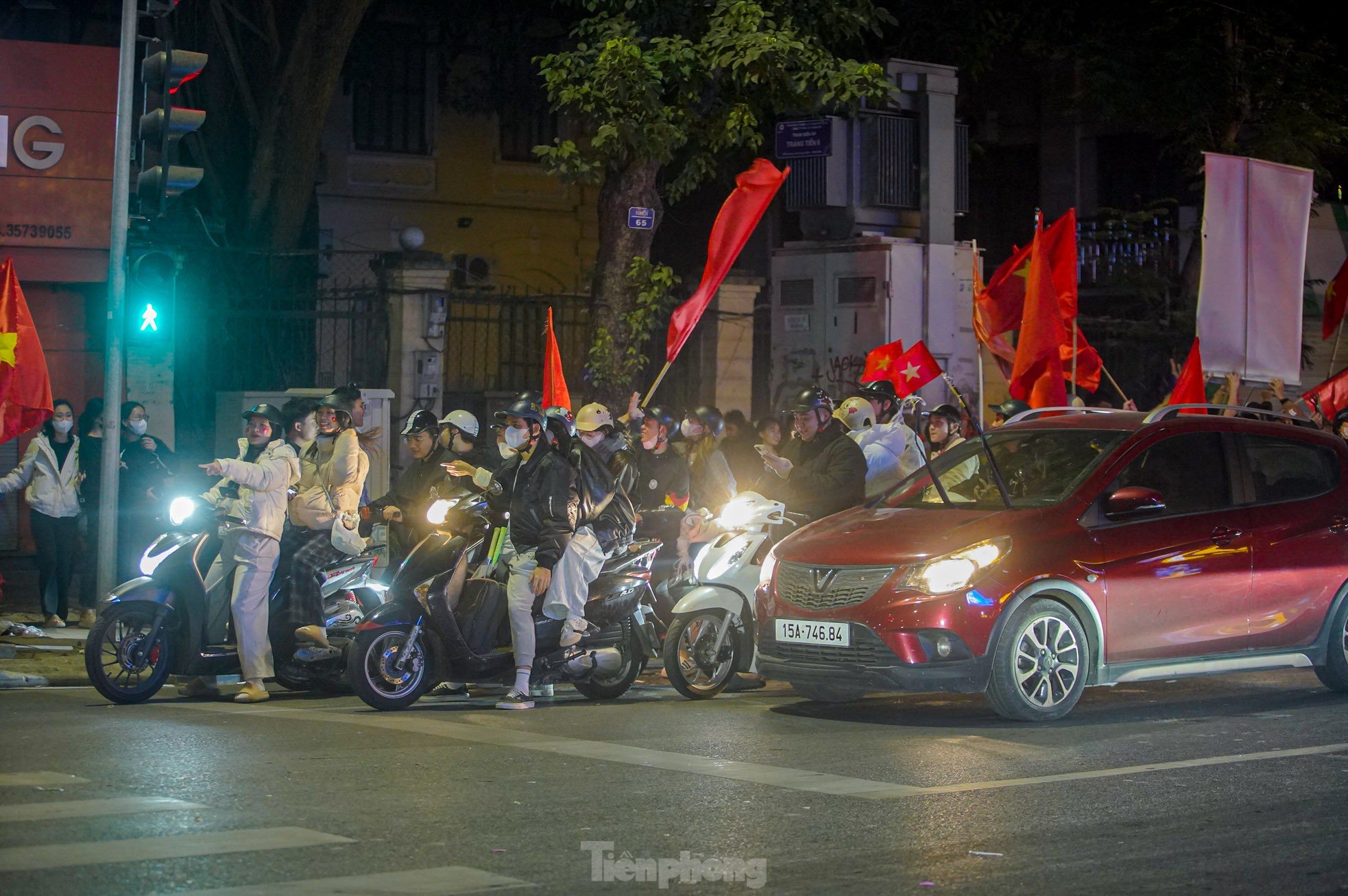 „Zivilisiertes“ Sturmreiten der Hauptstadtbewohner in der Nacht von „Hanoi schläft nie“, Foto 5