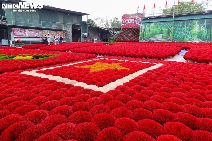 The 100-year-old incense village in Hanoi is bustling during Tet - 11