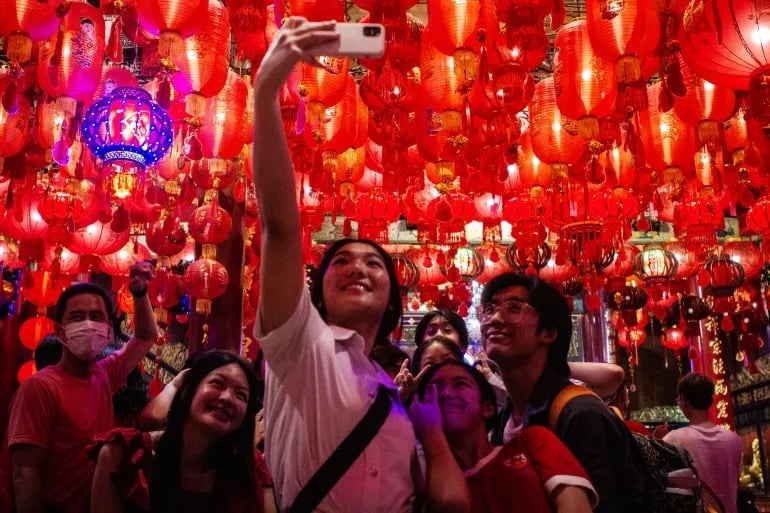 Crowds of tourists stroll along Yaowarat Road, Bangkok (Thailand) during Lunar New Year. Photo: Tommy Walker/Al Jazeera