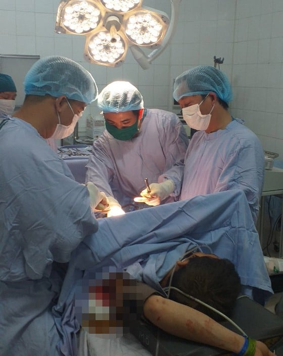 Surgery to save young man impaled by 2 iron bars photo 2