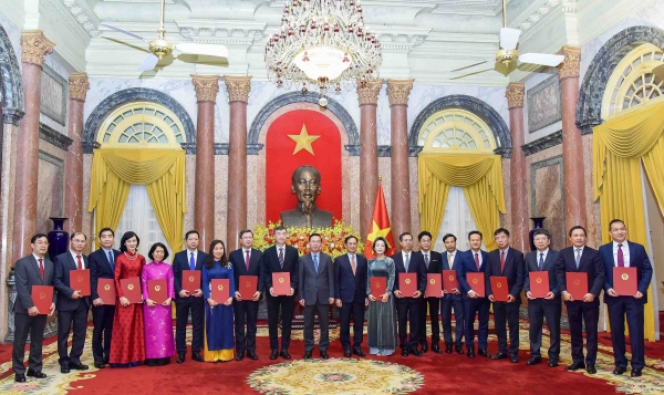 President Vo Van Thuong presents decisions to Heads of Vietnamese representative agencies abroad for the 2024 term.