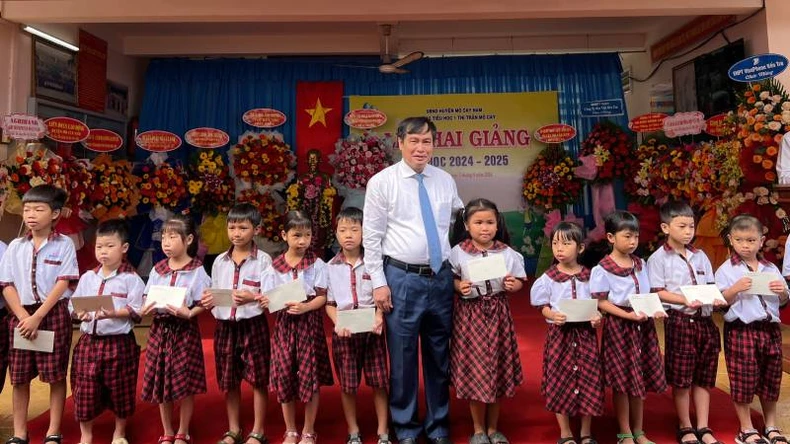 Más de 250 mil estudiantes de Ben Tre comienzan el nuevo año escolar foto 1