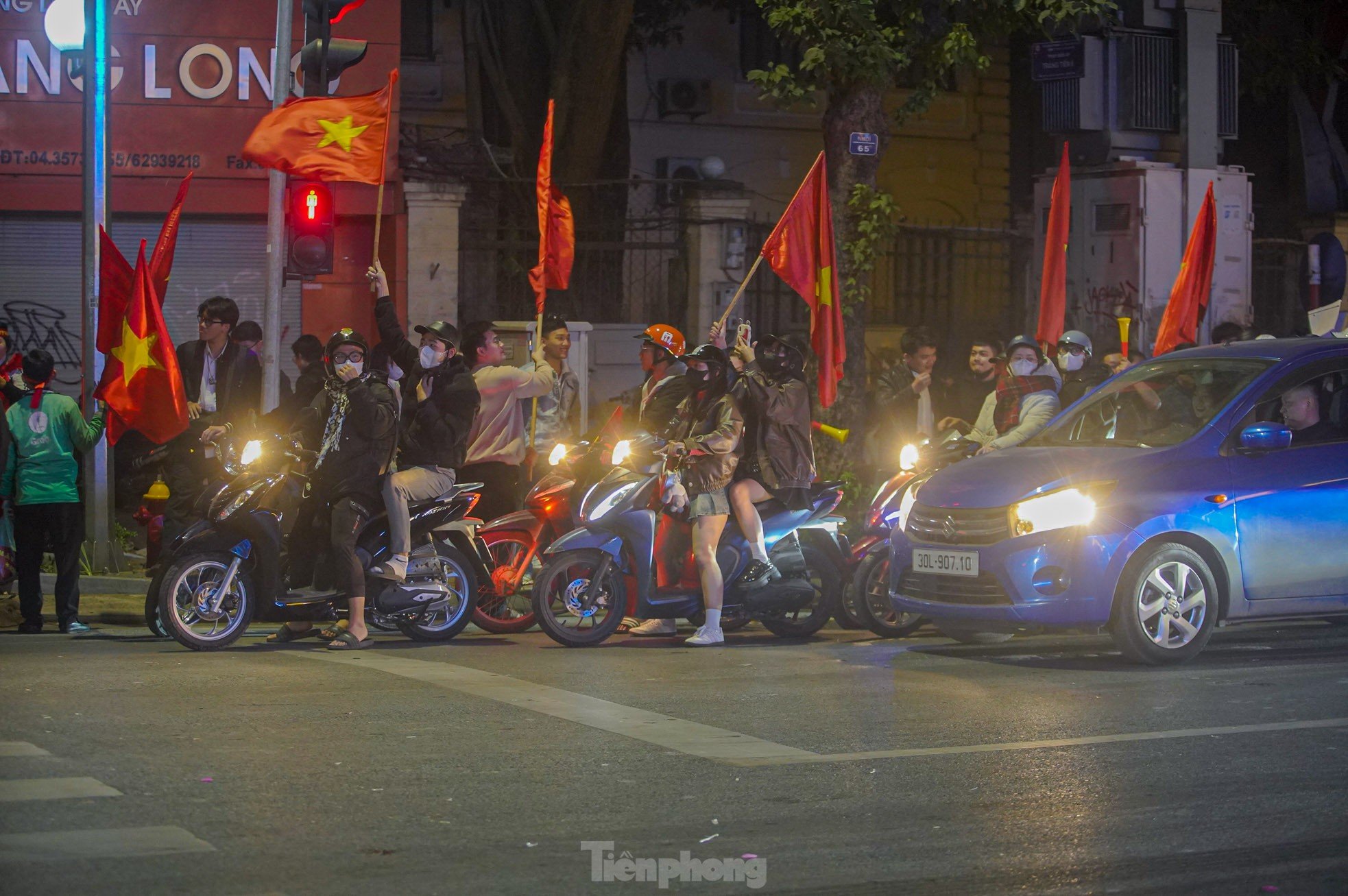 „Zivilisiertes“ Sturmreiten der Hauptstadtbewohner in der Nacht von „Hanoi schläft nie“, Foto 8