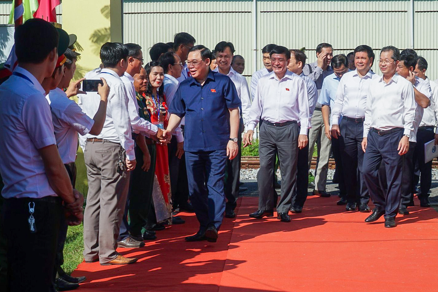 chu tich quoc hoi vuong dinh hue tham lam viec tai da nang hinh 3