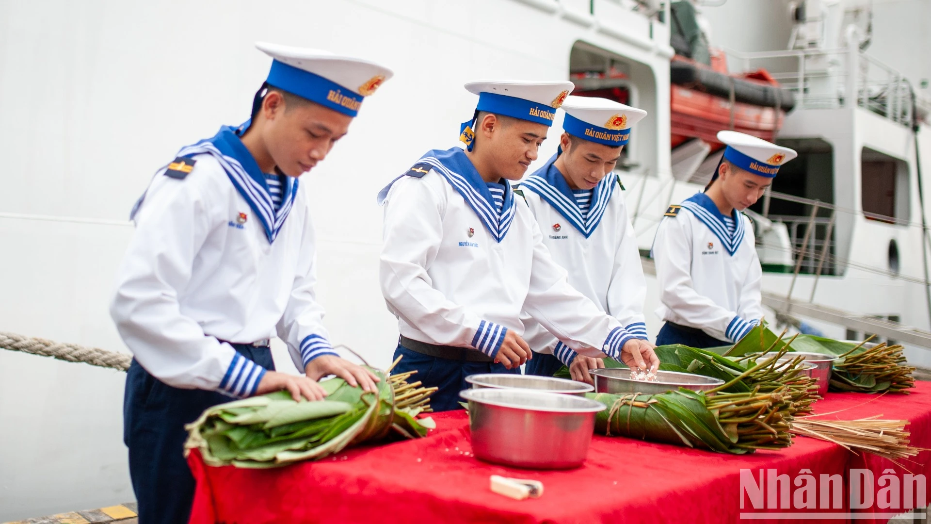 Envolviendo “sabores del Tet” para enviar a los soldados y a la gente del distrito insular de Con Co, Ly Son