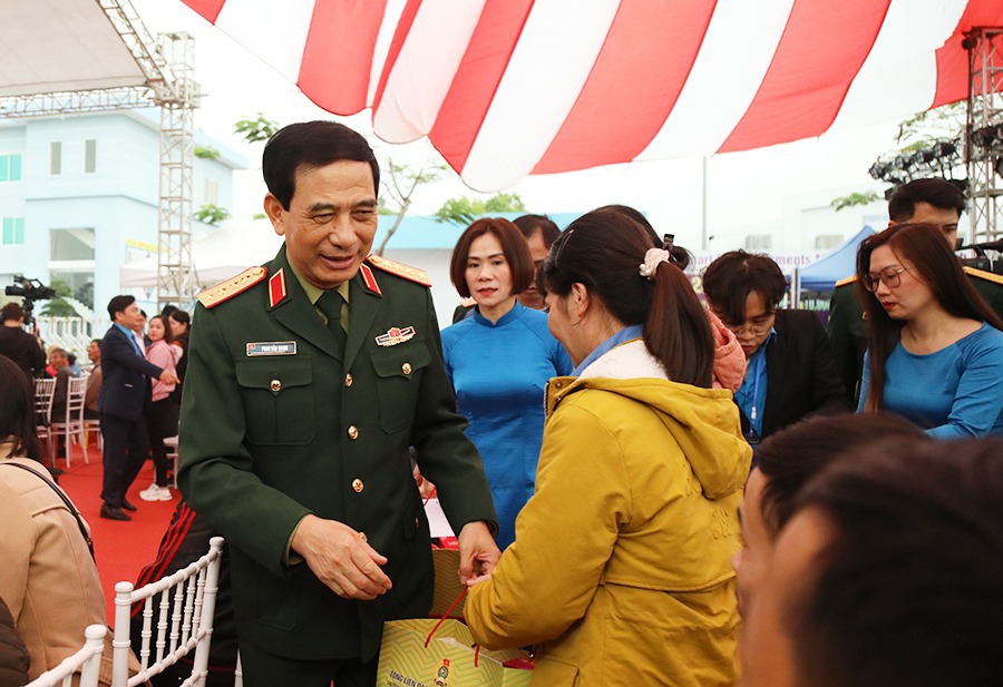 General Phan Van Giang presented gifts to policy families, poor households, and workers in difficult circumstances in the area.