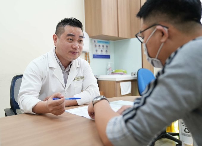 Le docteur Ngoc Tan conseille ses patients sur la santé masculine. Photo : Hôpital général de Tam Anh