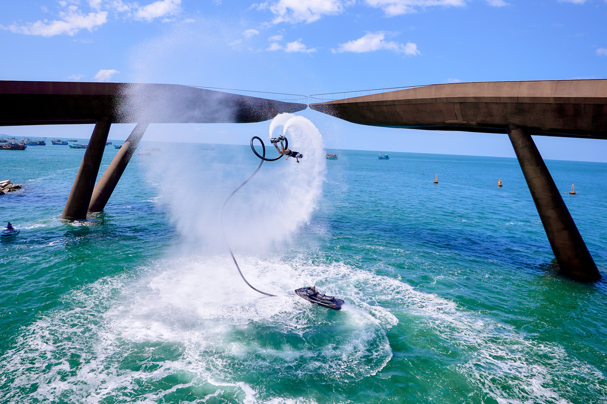 Vũ điệu nhào lộn, xoay vòng của vận động viên khi trình diễn Flyboard khiến du khách mãn nhãn - Ảnh: M.H.