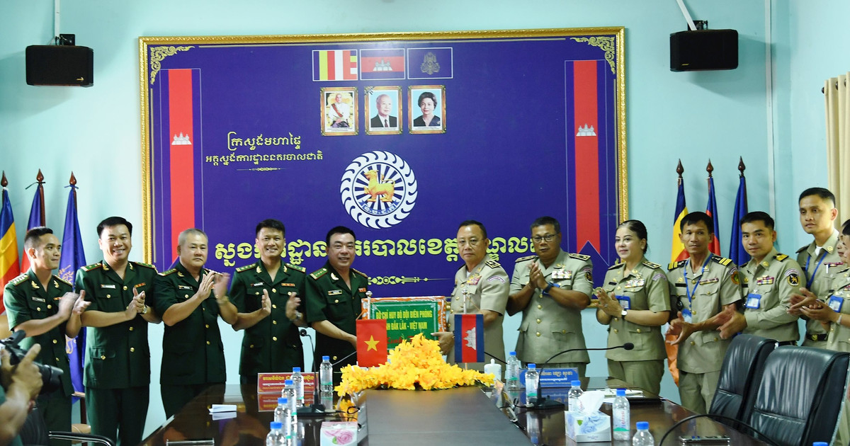 Dak Lak Border Guard visits and wishes Happy New Year to armed forces of Mondulkiri province, Cambodia