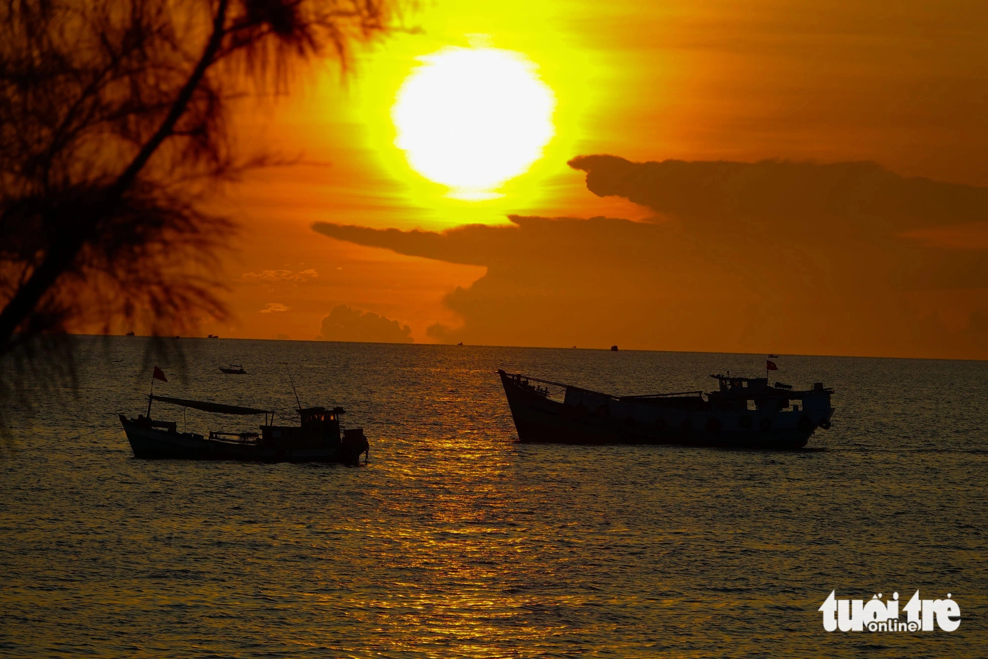 Check-in point with sunset and planes taking off and landing in Phu Quoc attracts tourists