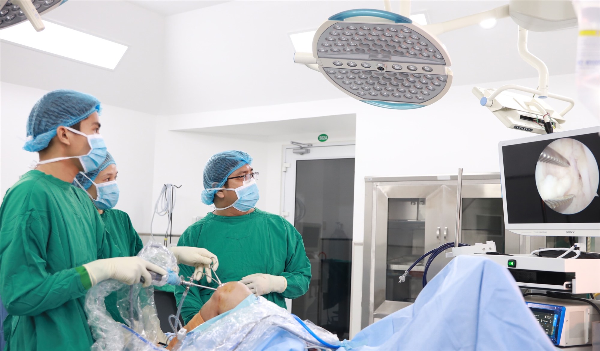패밀리 종합병원의 의사들은 환자의 무릎 관절에서 100개가 넘는 돌을 제거하는 수술을 진행하고 있습니다.