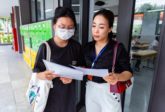 Candidates in Hanoi are allowed to check information on the exam room list and the 10th grade exam registration form during the procedure session on June 9. Photo: Tung Dinh