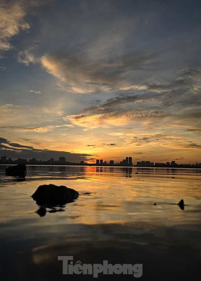Viele Menschen strömen zum Westsee, um im Frühherbst in Hanoi wunderschöne Sonnenuntergänge zu erleben. Foto 10