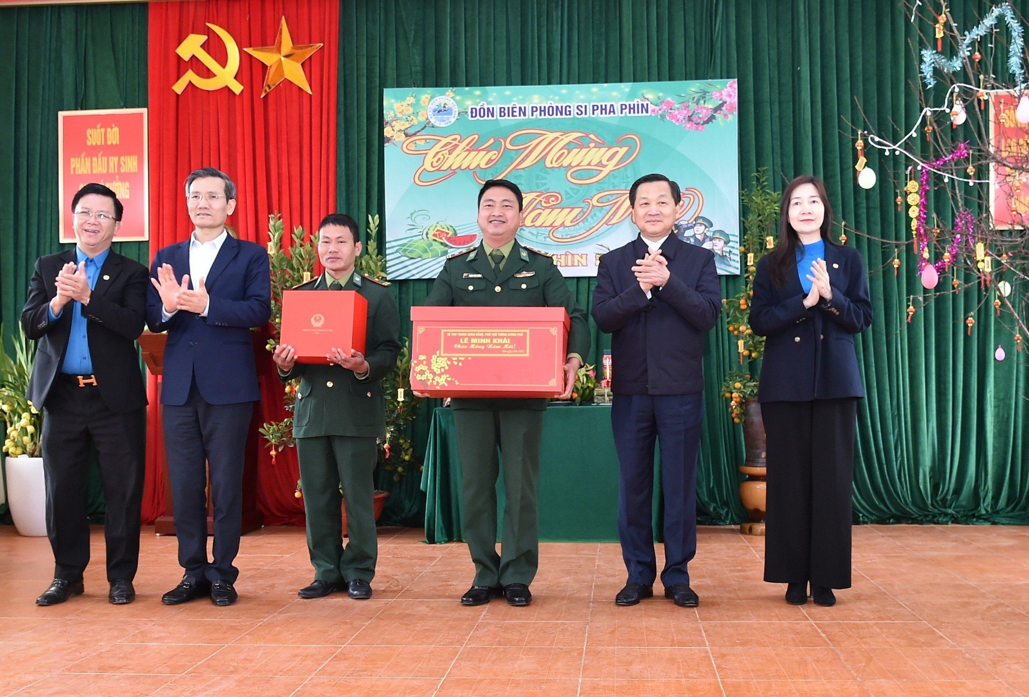 Deputy Prime Minister Le Minh Khai attends Lunar New Year 2024 in Dien Bien 1