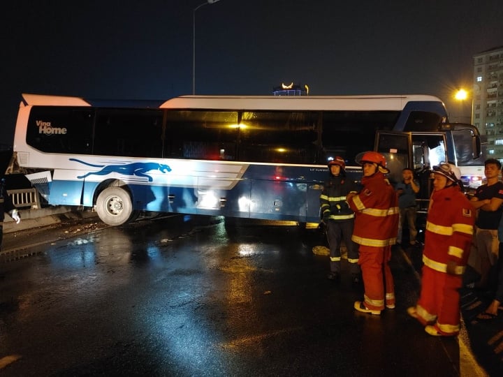 Hanoi: Tayar kereta penumpang meletup, merempuh pagar, menghalang jalan Lingkaran bertingkat 3 - 2