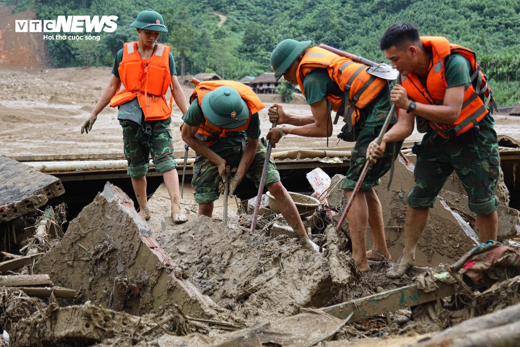 Policías y soldados se sumergieron en barro y agua en busca de víctimas de las inundaciones repentinas en Lao Cai - 7