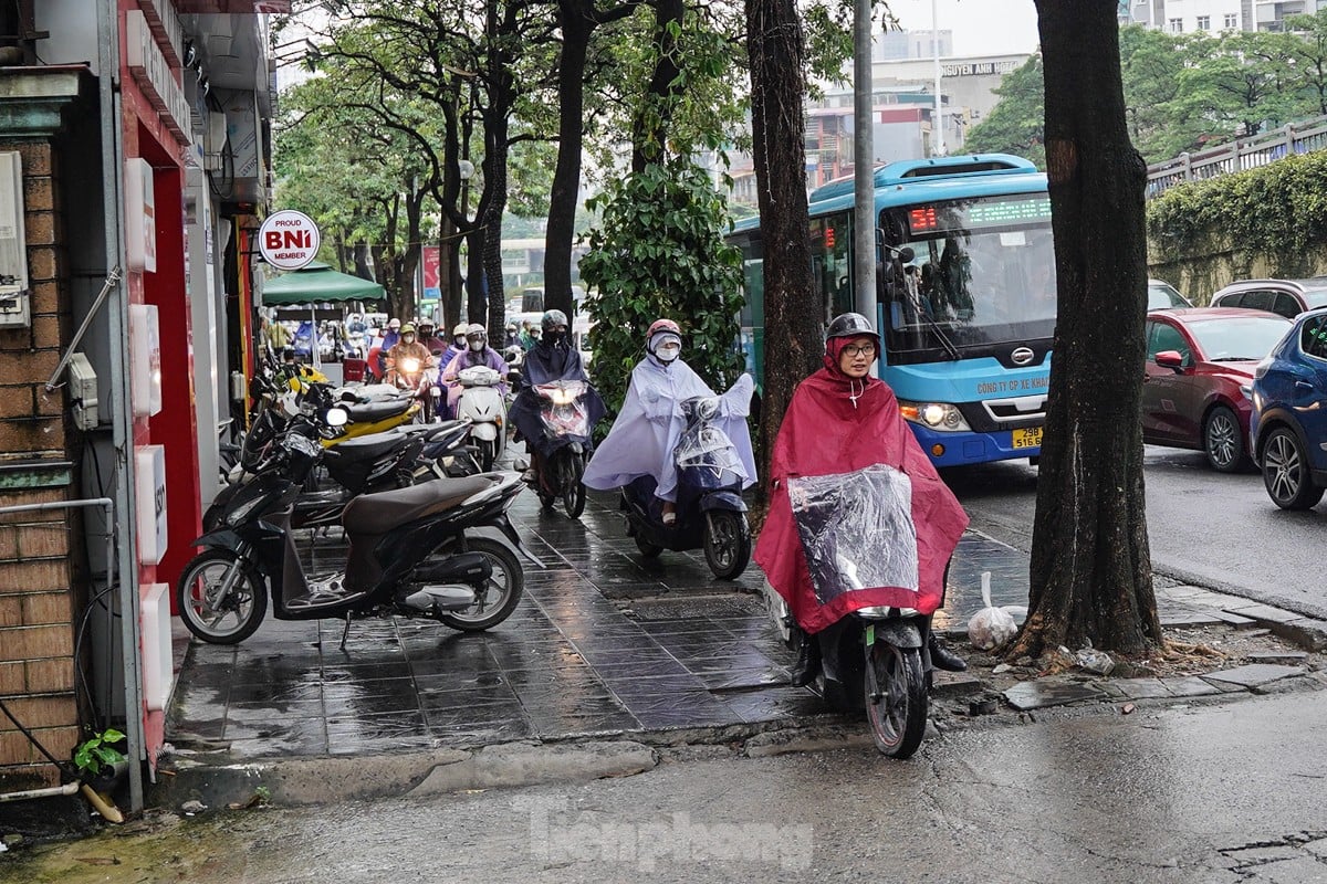 Tourists enjoy the first cold wind of the season in Hanoi photo 18