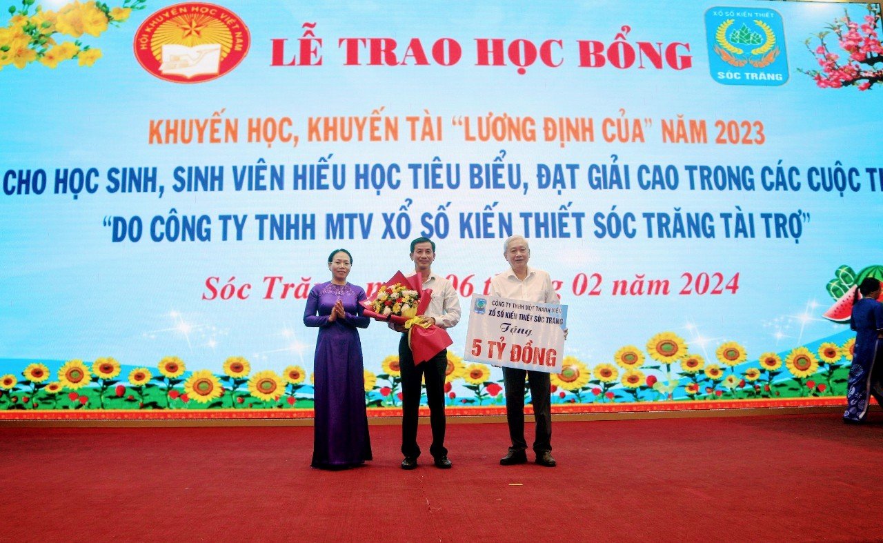 Sóc Trăng: Trao tặng gần 400 suất học bổng cho học sinh, sinh viên nghèo hiếu học- Ảnh 2.