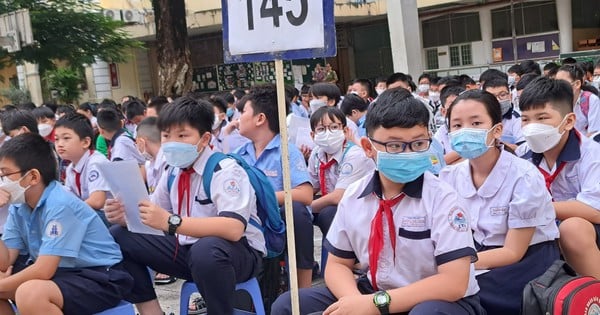 Le 4 juillet, une enquête a sélectionné 350 élèves pour entrer en 6e année à l'école secondaire et au lycée Tran Dai Nghia.