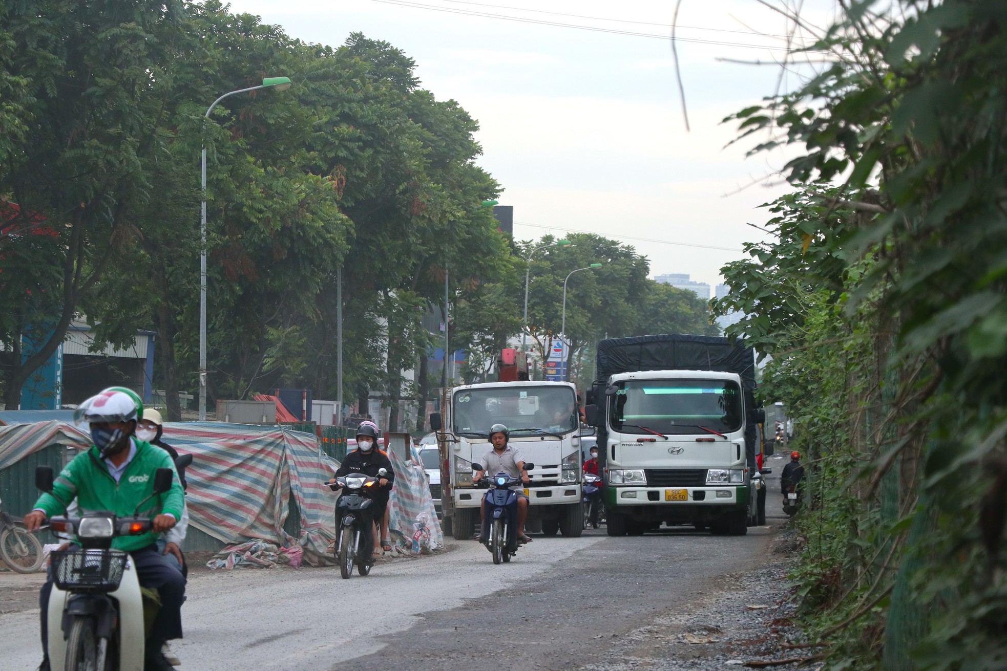 Construction 'bunkers' cause insecurity and traffic jams on Thang Long Avenue photo 7