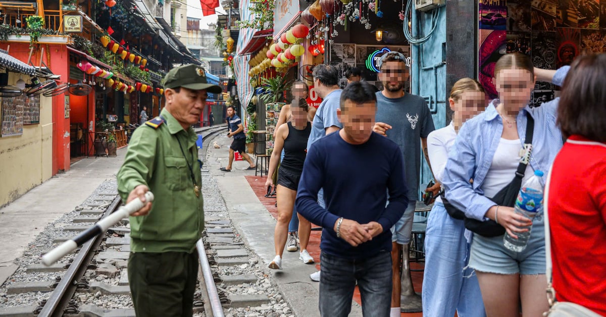 Surprise inspection, fines for many shops on Hanoi's train street