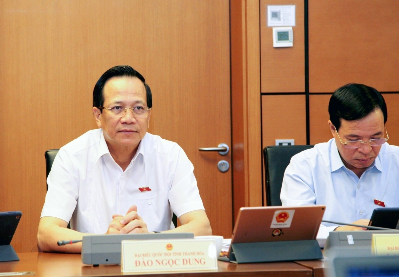 Minister Dao Ngoc Dung hört sich bei der Gruppendiskussionssitzung die Meinungen der Abgeordneten der Nationalversammlung zum (geänderten) Gesetzesentwurf zur Sozialversicherung an (Foto: Manh Dung)