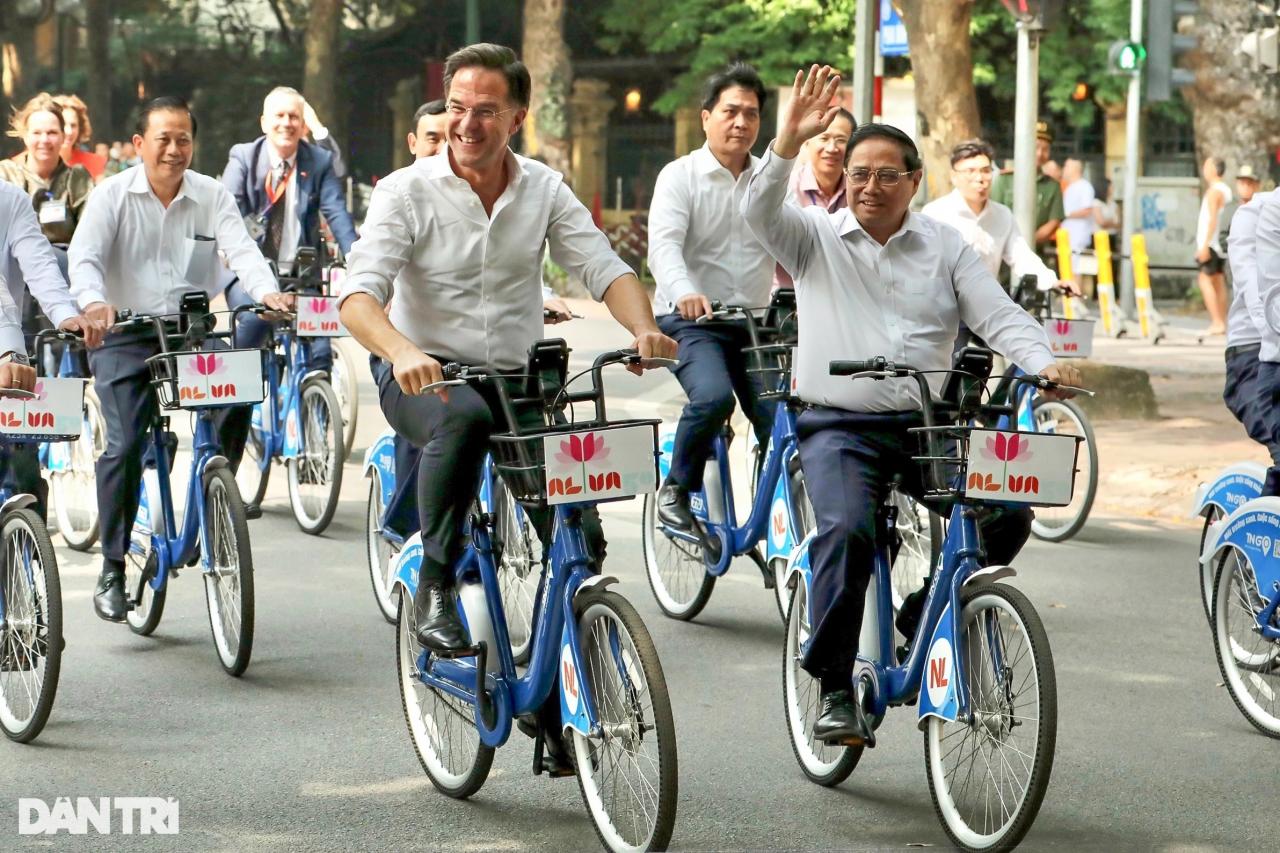 オランダ首相が自転車で街中を走り回る様子と、警備員の「舞台裏」ストーリー