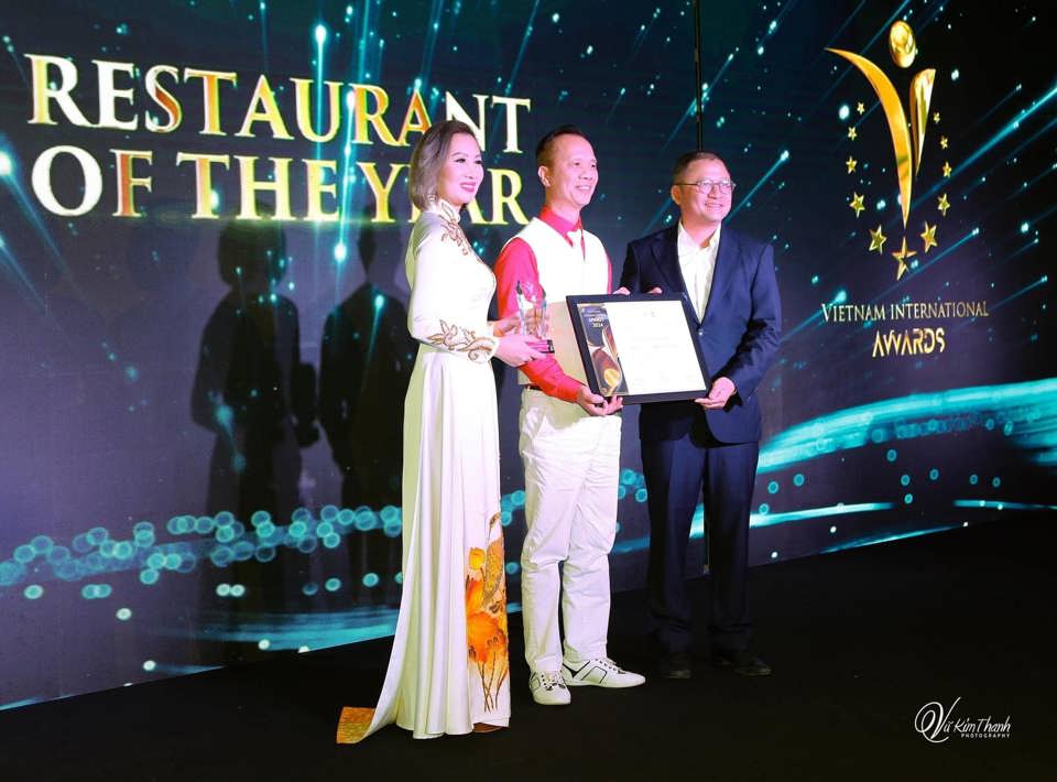 El Sr. Nguyen The Huynh recibió el premio al Restaurante del Año en VIA 2024. Foto: Vu Kim Thanh