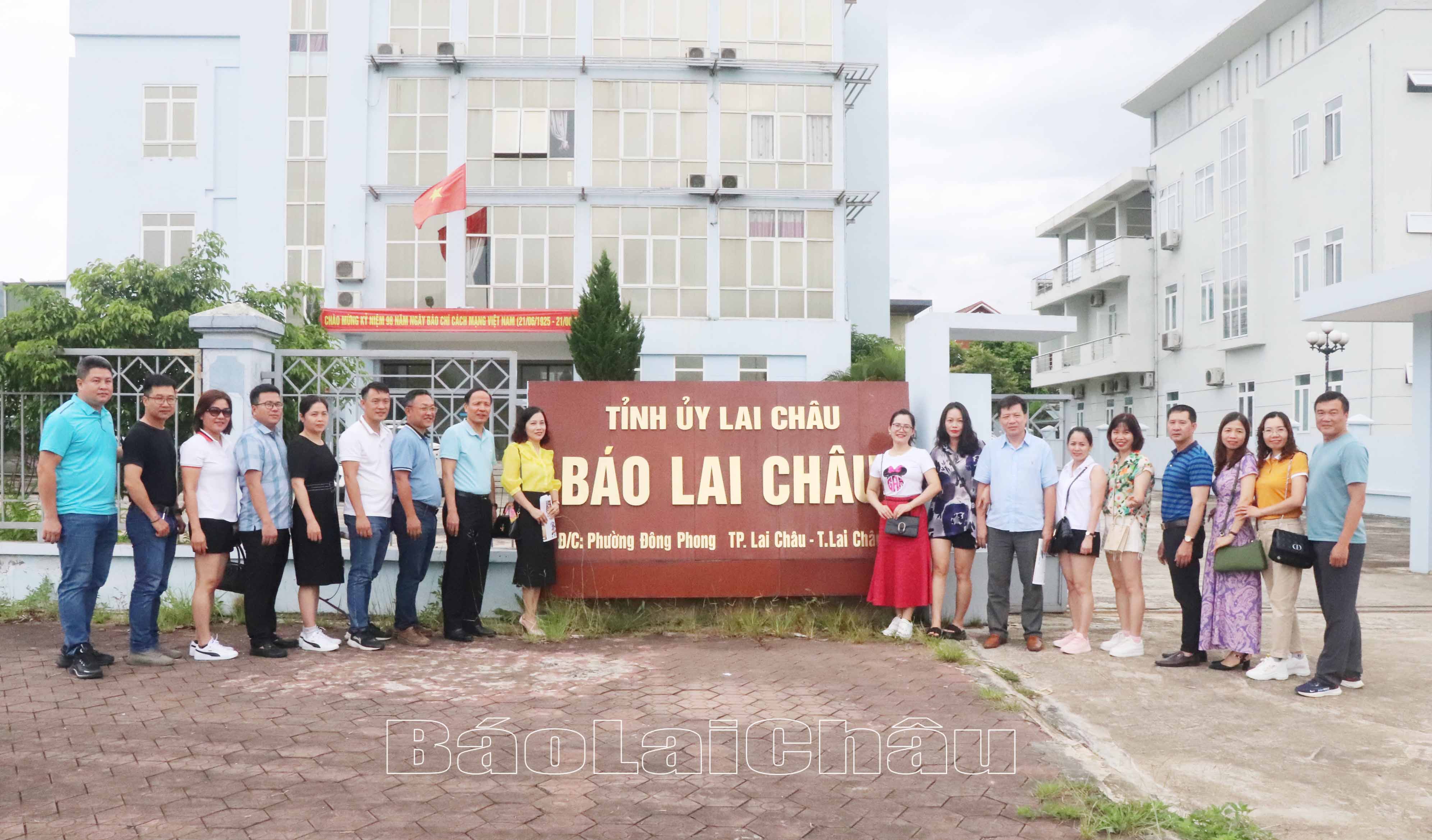 Lãnh đạo, phóng viên, biên tập viên Báo Lai Châu, Báo Nam Định chụp ảnh lưu niệm bên trụ sở làm việc của Báo Lai Châu.