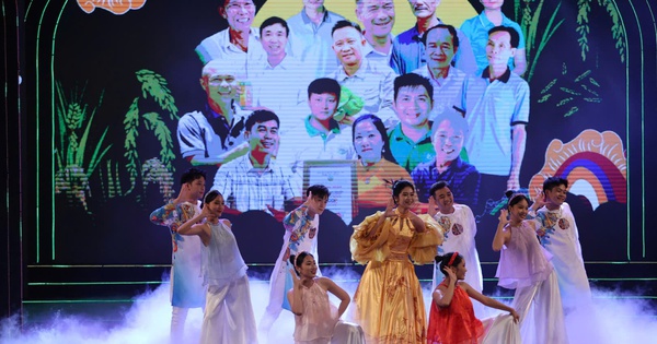 Farmers surprised and impressed with the Xam song honoring outstanding Vietnamese farmers of 2024