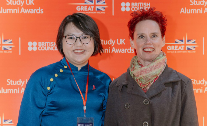 Truc(왼쪽 표지)은 3월 1일 저녁 하노이에서 열린 British Council Vietnam 시상식에서 Study UK Alumni Award 사회적 영향 부문에서 수상했습니다. 사진: BC