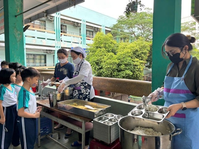 Colegio invita a padres de familia a la cocina para revisar y comer con sus hijos foto 5