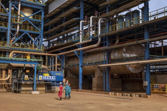 Trabajadores en una planta de níquel de Harita. Foto: WSJ