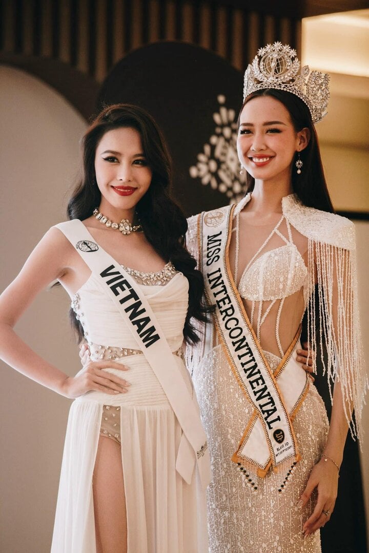 On the day of handing over the sash, Ngoc Hang was happy when Miss Bao Ngoc hugged her and passed on her luck for the journey.