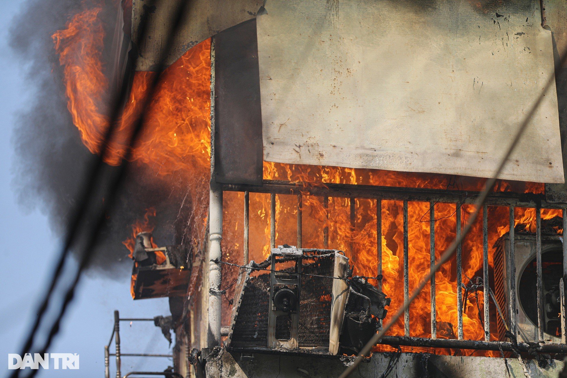 Etwa 30 Soldaten löschten den Brand unter der Ba Son-Brücke und retteten zwei Menschen. Foto 1