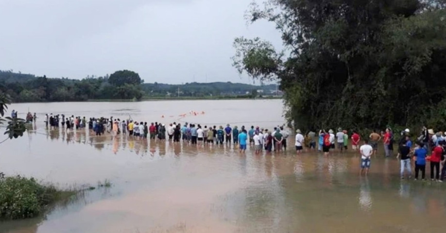 3 Schüler in Nghe An wurden beim Überqueren eines Überlaufs von Wasser mitgerissen, 1 Schüler wird vermisst