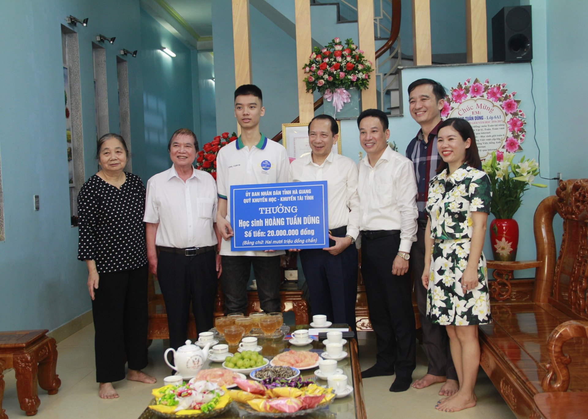 El vicepresidente del Comité Popular Provincial, Tran Duc Quy, entregó el premio al estudiante Hoang Tuan Dung.  