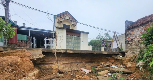 Primer plano del dique severamente erosionado en Chuong My que tuvo que declarar una emergencia