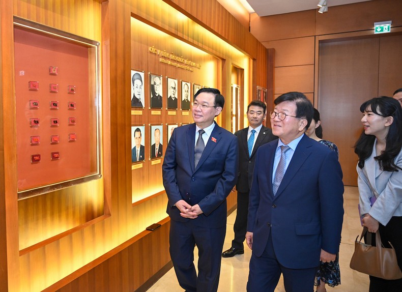 National Assembly Chairman Vuong Dinh Hue receives former Speaker of the National Assembly of South Korea Park Byeong-seug photo 2