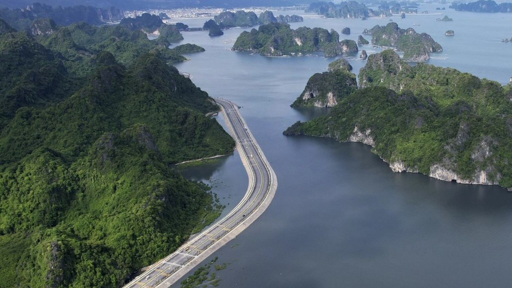 Fasciné par le paysage de la plus belle route côtière du Vietnam à Quang Ninh