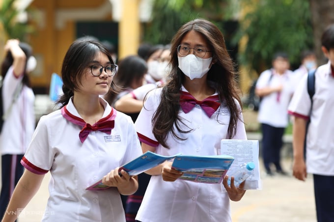 Les candidats passent l'examen de fin d'études secondaires à Ho Chi Minh-Ville, le 28 juin. Photo : Quynh Tran