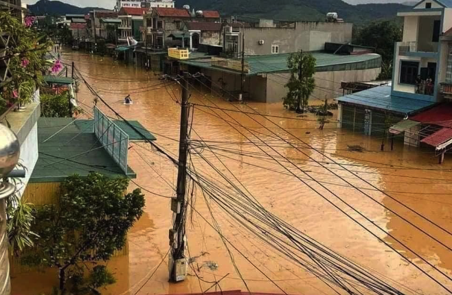 Di dời học sinh, giáo viên khỏi các khu vực bị hư hại nặng vì bão số 3- Ảnh 2.