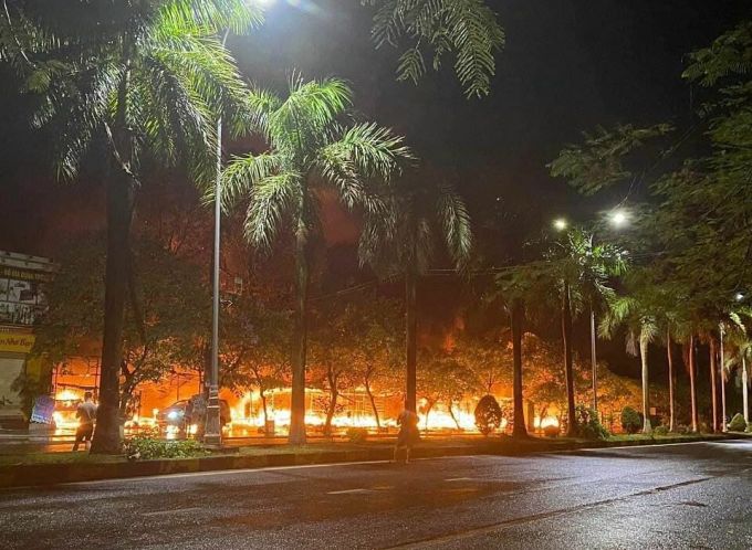 Vina Market caught fire fiercely at 1am on May 24. Photo: Toan Haly