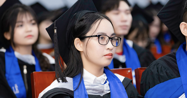 Ho Chi Minh City Open University awarded graduation certificates to 956 students