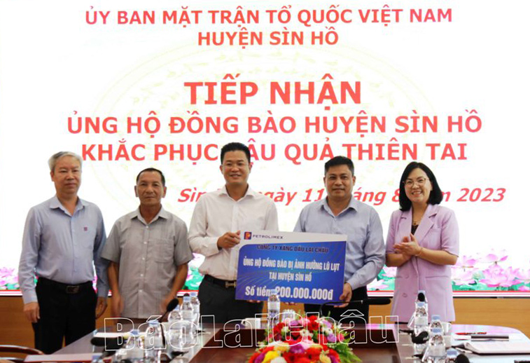  Ông Ngô Quang Minh – Chủ tịch kiêm Giám đốc Công ty Xăng dầu Lai Châu phát biểu tại buổi trao ủng hộ.